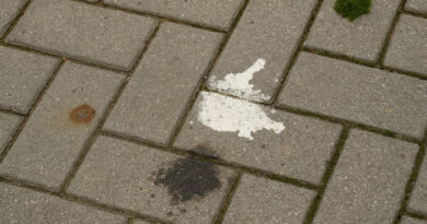 jak usunąć klej z kostki brukowej