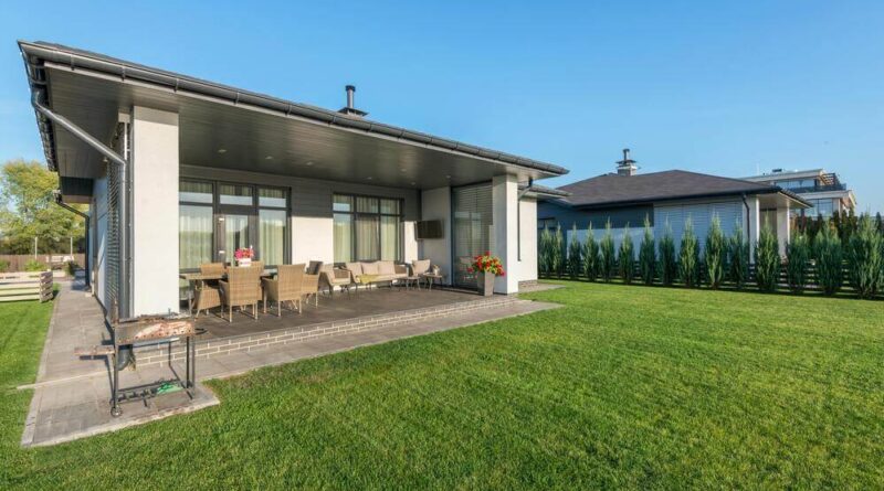 jakie drzewa posadzić wzdłuż ogrodzenia