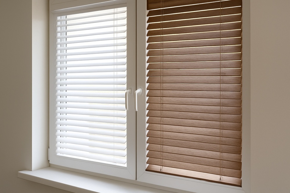 żaluzje do białych okien